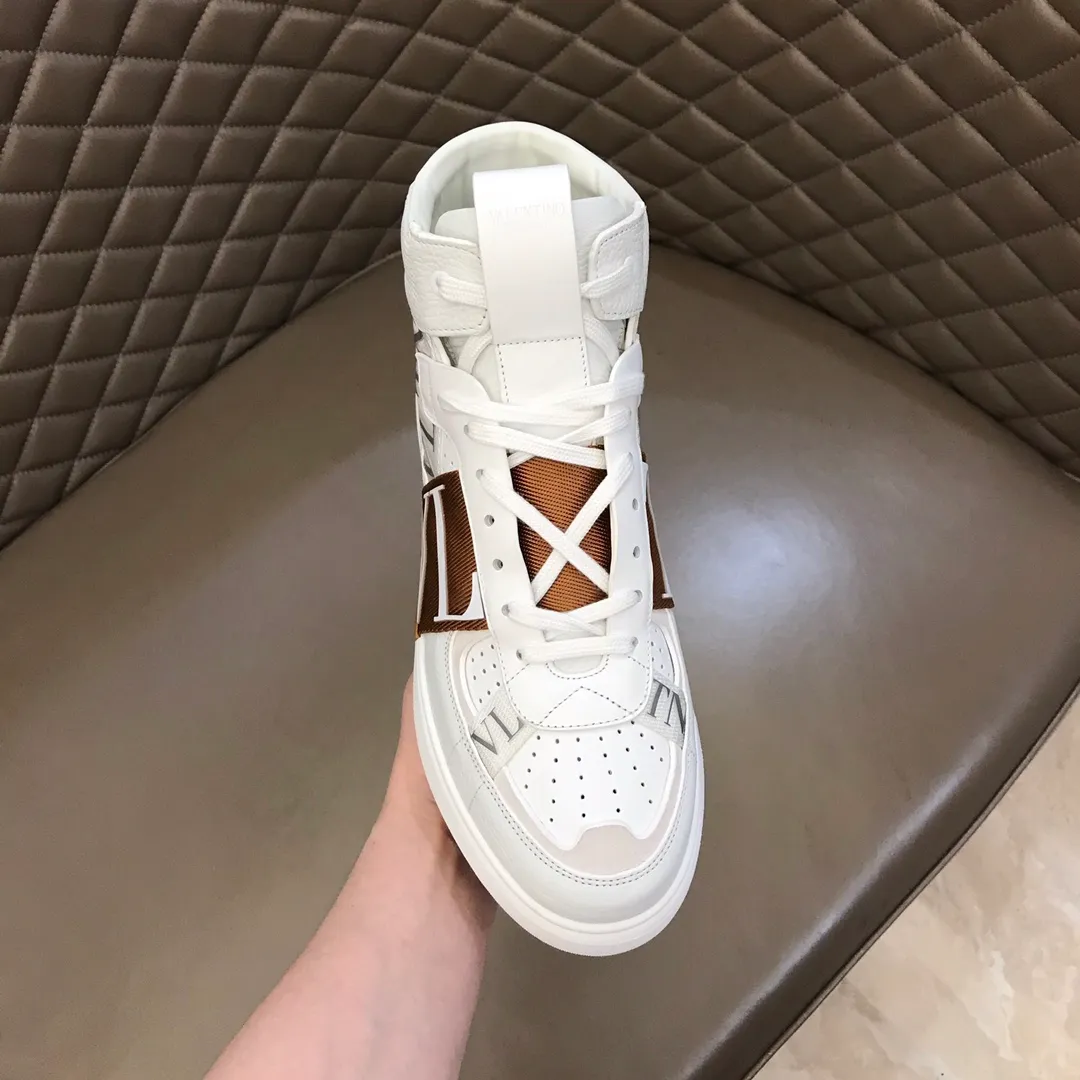 p480 "VALETINO**" new high-top 🆕 calfskin lace-up sneakers. No man should be able to refuse these shoes. The classic color scheme is so handsome! Purchase a high-precision replica of the original version to instantly sell off the market currency! 6 VLTN logo rubber effect straps - Valentino Garavani Logo printed on the back and tongue, all materials are customized to ensure quality! Size: 38-44